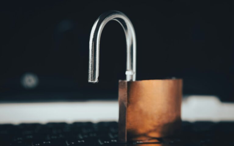 Vorhängeschloss auf einem Laptop als Symbol für Datenschutz und rechtssicheres Cookie-Banner