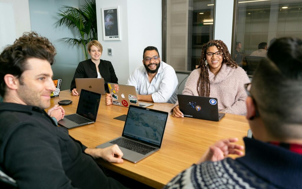 Team am Laptop folgt einer Präsentation zum Aufbau der LinkedIn-Unternehmensseite
