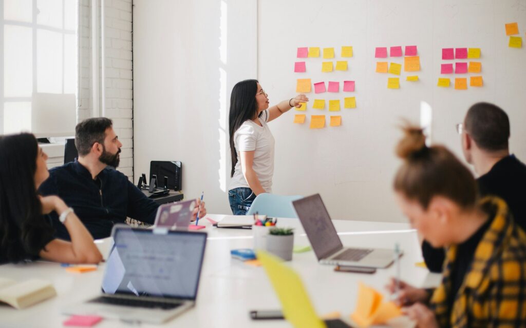 Team mit Haftnotizen erarbeitet gemeinsam den Markenaufbau für ein mittelständisches Unternehmen