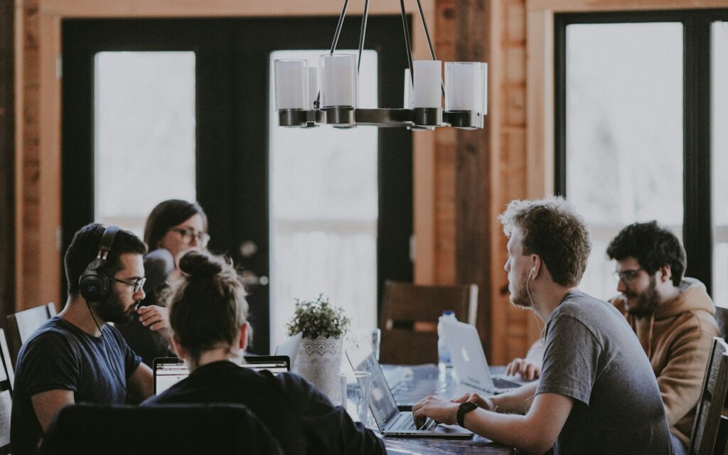 Team bespricht Unterlagen am Tisch und plant Positionierung und Markenaufbau im Mittelstand