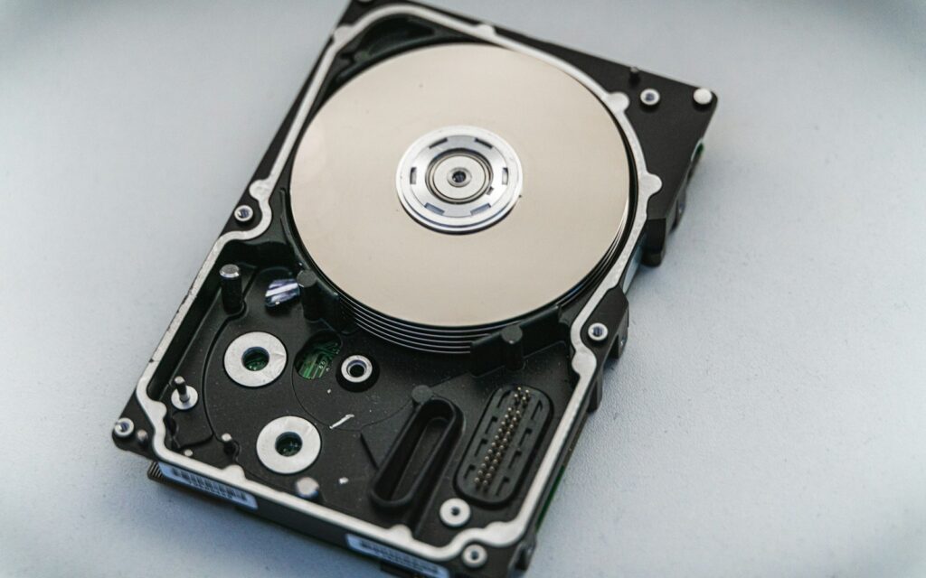 Geöffnete Festplatte als Symbol für ein 3-2-1-Backup in der kleinen Firma