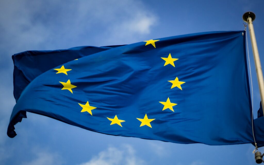 AI Act der EU: Europaflagge mit gelben Sternen auf blauem Grund