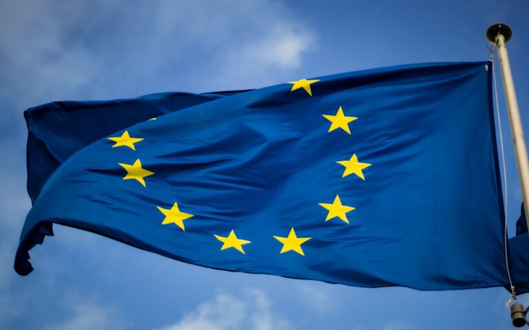 AI Act der EU: Europaflagge mit gelben Sternen auf blauem Grund