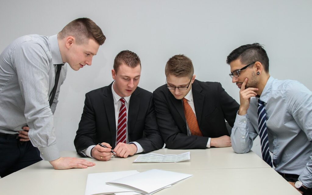 Besprechung am Tisch zwischen Geschäftsführung und Betriebsrat