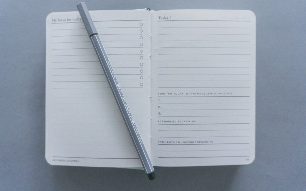 Weißes Papier mit schwarzem Stift für Notizen zum Kriterien-Vergleich der Buchhaltungssoftware