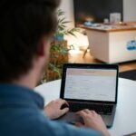 Mitarbeiter arbeitet am Laptop und nutzt ChatGPT datenschutzkonform im Büro