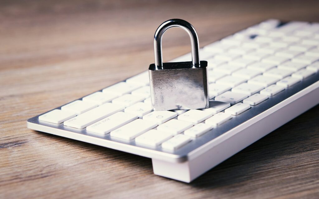 Tastatur mit Vorhängeschloss als Symbol dafür, ChatGPT datenschutzkonform einzusetzen