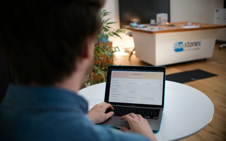Mitarbeiter arbeitet am Laptop und nutzt ChatGPT datenschutzkonform im Büro