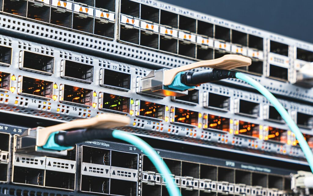 Kabel an einem Server im Rechenzentrum als Sinnbild für Cloud und On-Premise im Vergleich