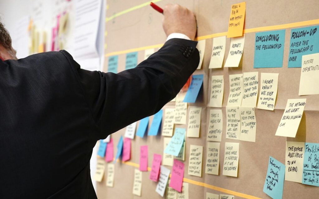 Haftnotizen an einer Pinnwand als Themensammlung für den Content-Marketing-Redaktionsplan