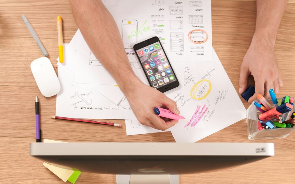 Notizbuch und Smartphone auf dem Tisch: Content-Marketing für KMU planen