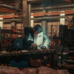 Handwerker an einer Maschine in der Werkhalle, eine Investition für die degressive AfA