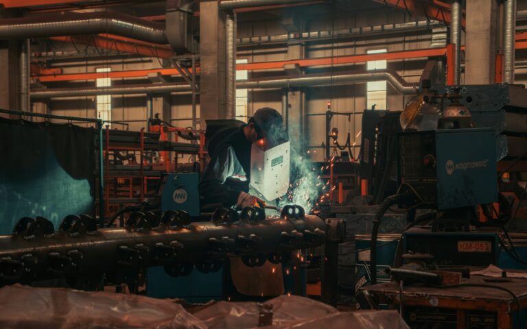 Handwerker an einer Maschine in der Werkhalle, eine Investition für die degressive AfA