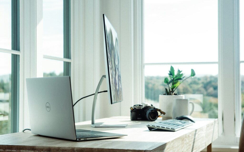 Laptop am Fenster: Betreffzeilen für das E-Mail-Marketing formulieren und testen
