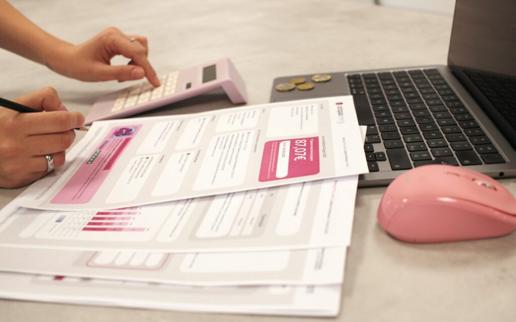Rechnungen werden mit dem Taschenrechner geprüft, nachdem Kleinunternehmer eine E-Rechnung empfangen haben