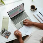 Unternehmer recherchiert am Laptop Fördermittel für KMU