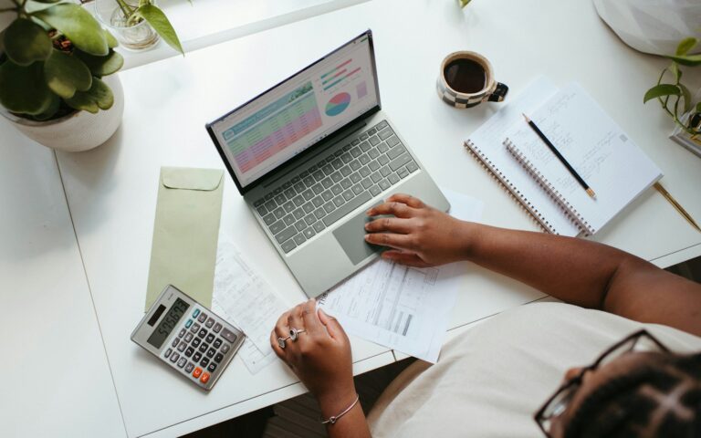 Unternehmer recherchiert am Laptop Fördermittel für KMU