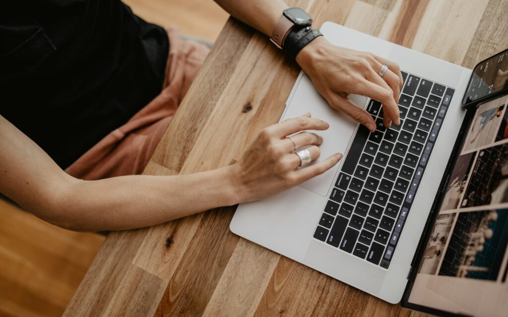 Homeoffice-Regelung im Alltag: Person arbeitet zu Hause konzentriert am Laptop