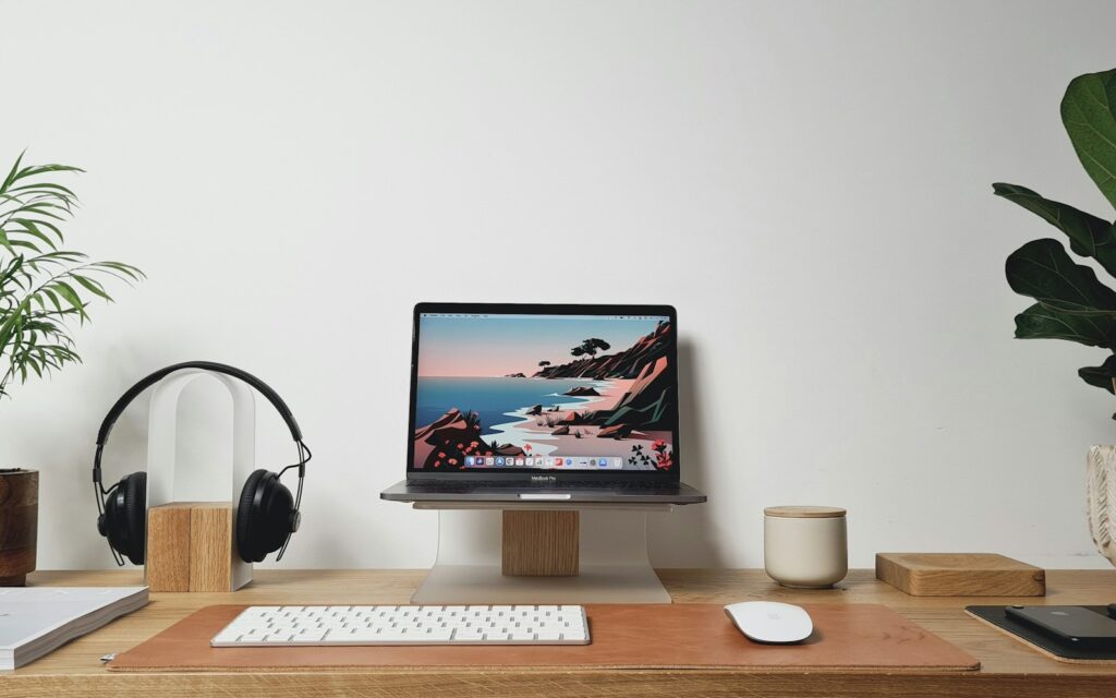 Aufgeräumter Arbeitsplatz am Schreibtisch, eingerichtet nach der Homeoffice-Regelung