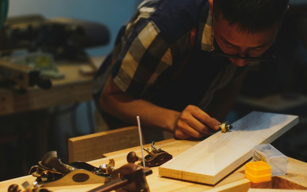 Tischler bearbeitet Holz mit Werkzeug in der Werkstatt – Motiv für Instagram für Handwerker