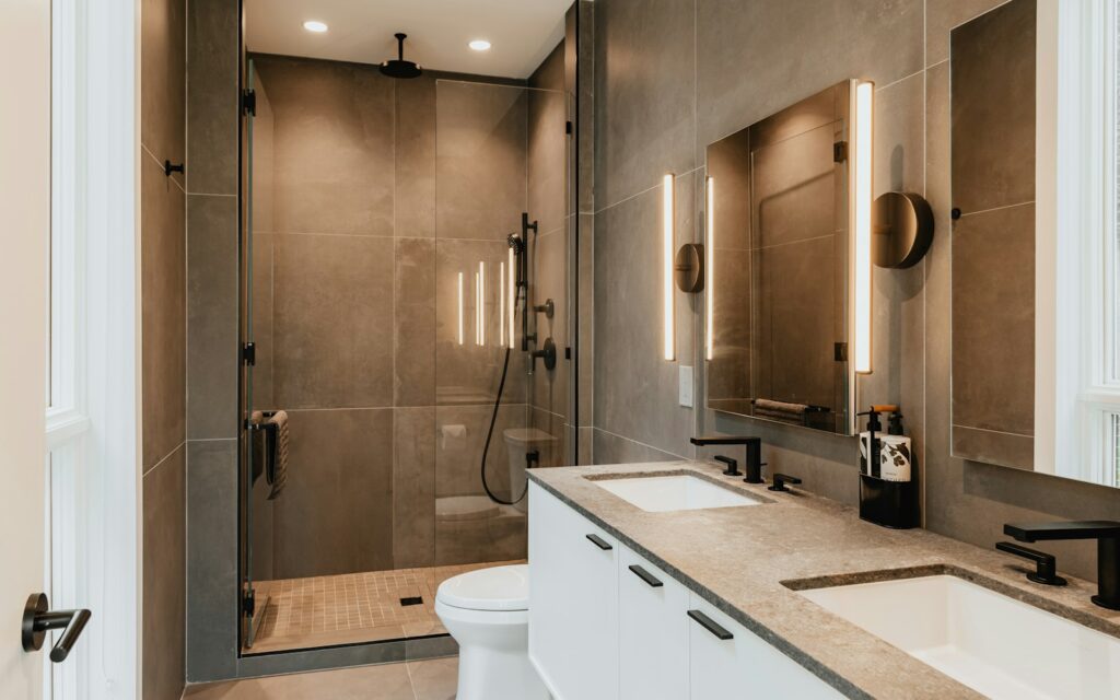 Fertig renoviertes Badezimmer mit zwei Waschbecken und Dusche als Projektfoto für Instagram für Handwerker