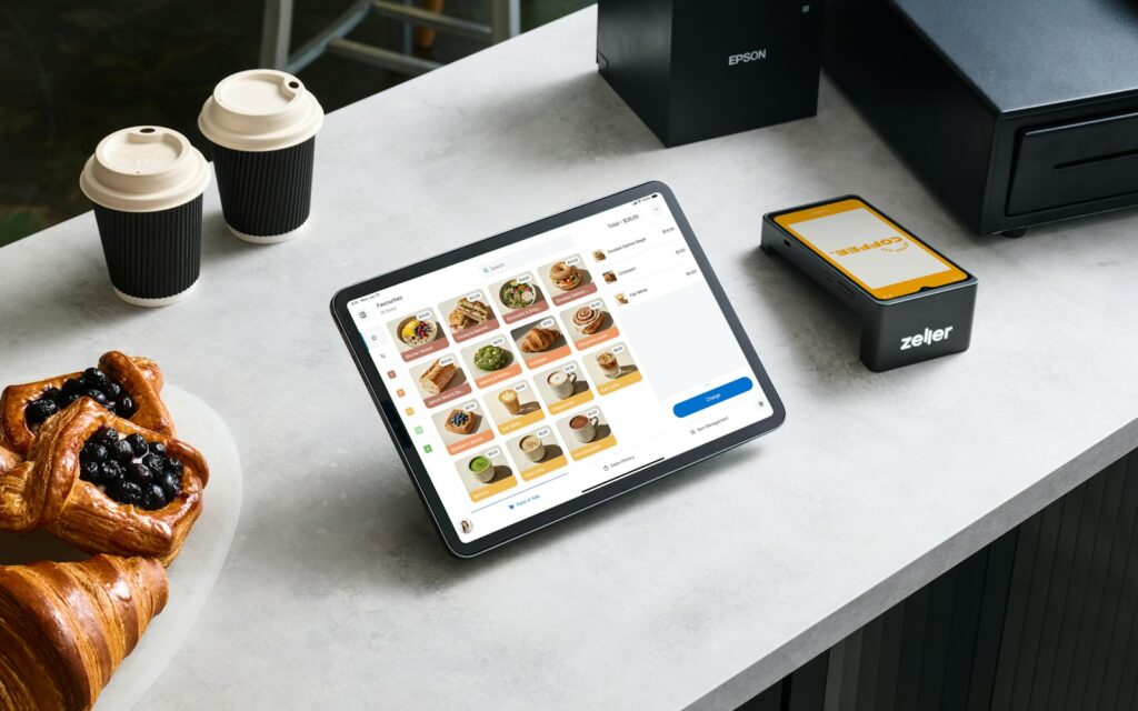 Tablet-Kasse auf einer Ladentheke, deren Umsätze ins Kassenbuch übernommen werden