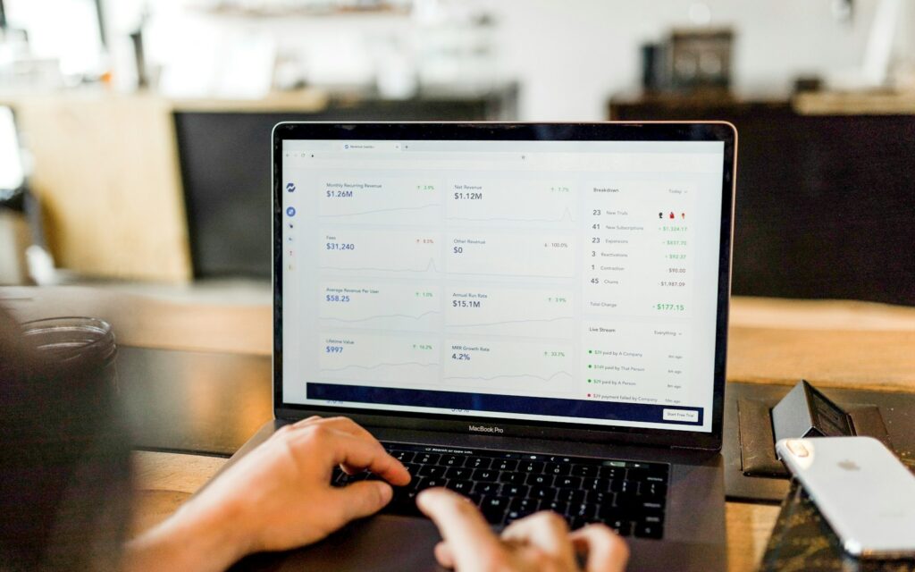 Person am Laptop prüft die Ladezeit der Unternehmenswebsite