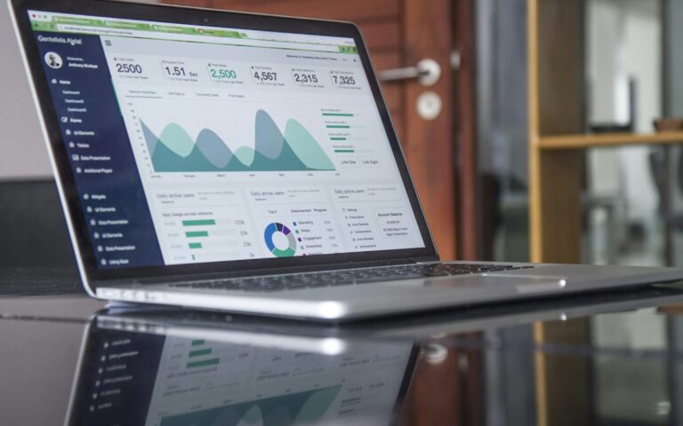 Laptop mit Finanzkennzahlen auf dem Bildschirm – Liquiditätsplanung für Gründer und KMU