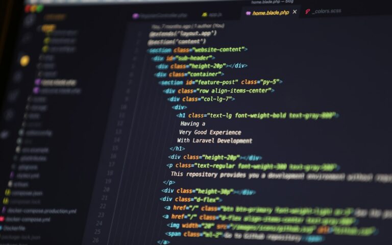Bildschirm mit HTML-Code eines Webprojekts als Symbolbild für die llms.txt einer Website