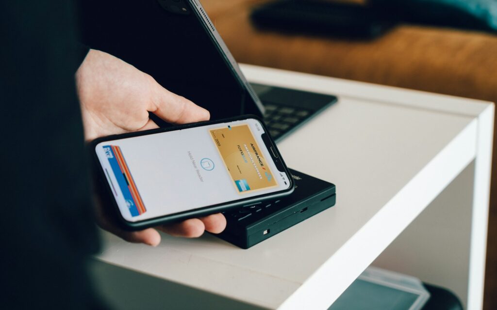 Kontaktlose Zahlung per Smartphone an der Ladenkasse: Local SEO bringt Kunden ins Geschäft