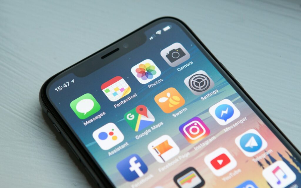Smartphone mit Apps zeigt lokale Suchergebnisse als Ergebnis von Local SEO