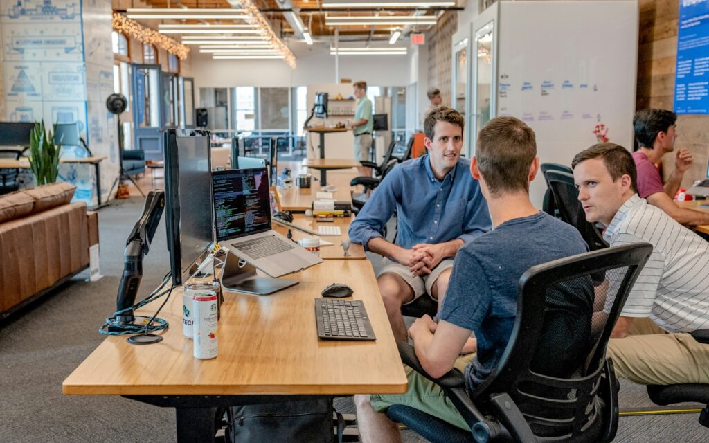 Team im Büro bespricht den Wechsel auf eine Microsoft-365-Alternative