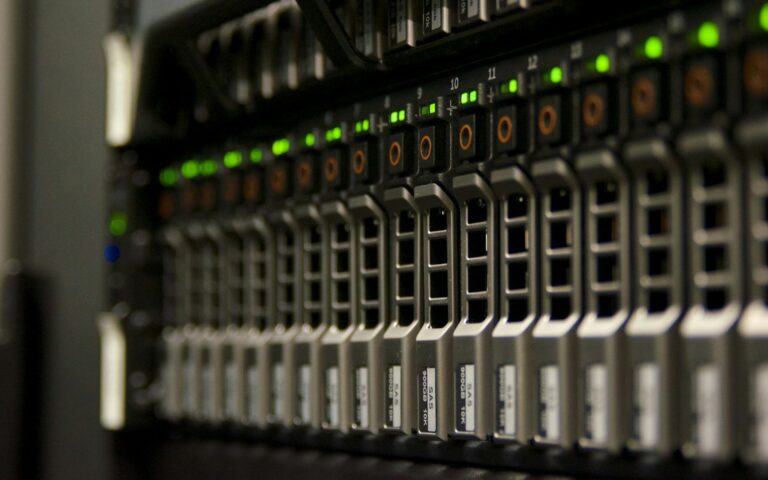 NIS2 im Rechenzentrum: Serverschrank mit grün blinkenden Statusleuchten