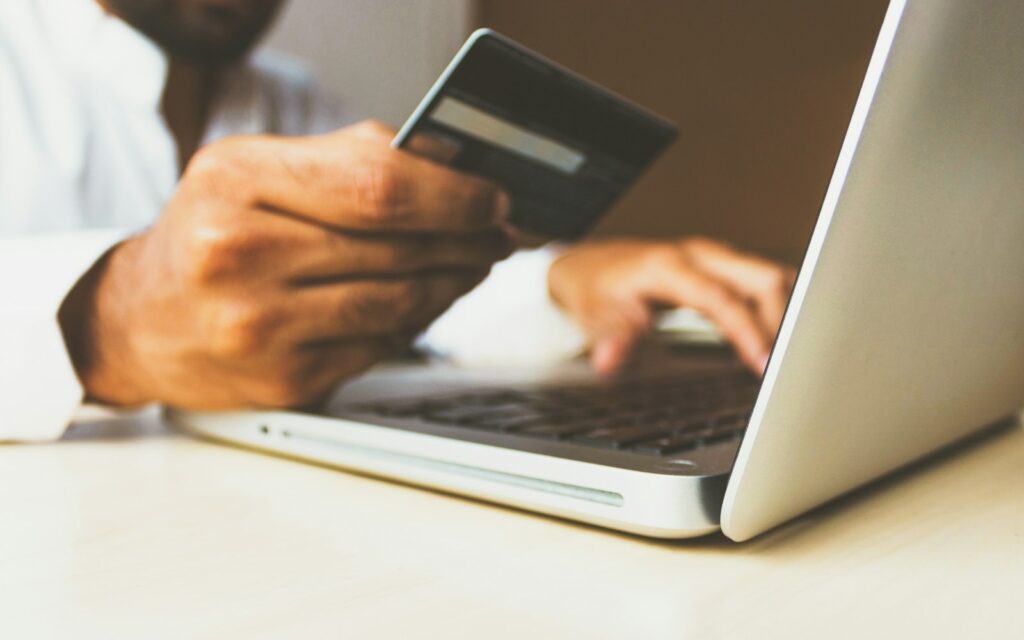 Laptop und Kreditkarte beim Einkauf in einem Online-Shop