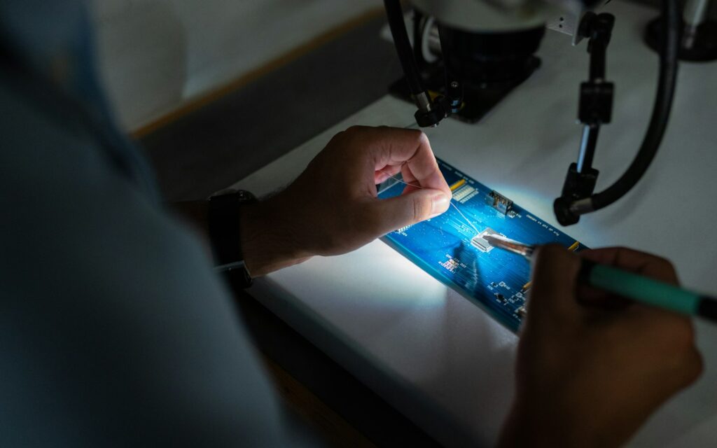 Hand hält Smartphone im Dunkeln – Passkeys auf dem Smartphone ersetzen das Passwort