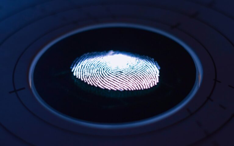Leuchtender Fingerabdruck-Scanner als Symbol für die Anmeldung mit Passkeys im Unternehmen
