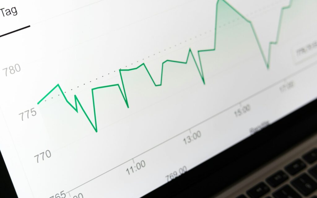Kursdiagramm auf einem Laptop als Sinnbild für eine geplante Preiserhöhung im Unternehmen