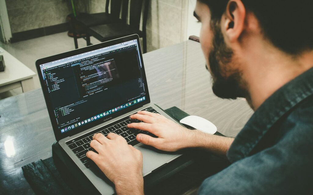 Webentwickler baut am Laptop Schema-Markup für ein lokales Unternehmen ein