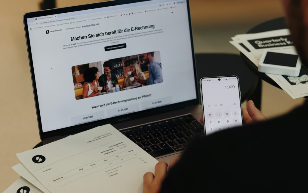 Unternehmer prüft am Laptop Zahlungseingänge mit Skonto-Abzug