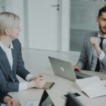 Vier Personen am Besprechungstisch in einem der wöchentlichen Teammeetings