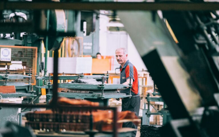 Mitarbeiter an einer Maschine in der Werkstatt als Beispiel für Digitalisierung im Handwerk