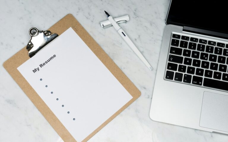 Klemmbrett mit Checkliste neben einem Laptop für den Website-Check