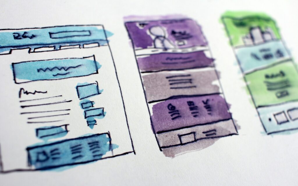Skizzen von Website-Layouts als Grundlage zur Planung der Website-Kosten