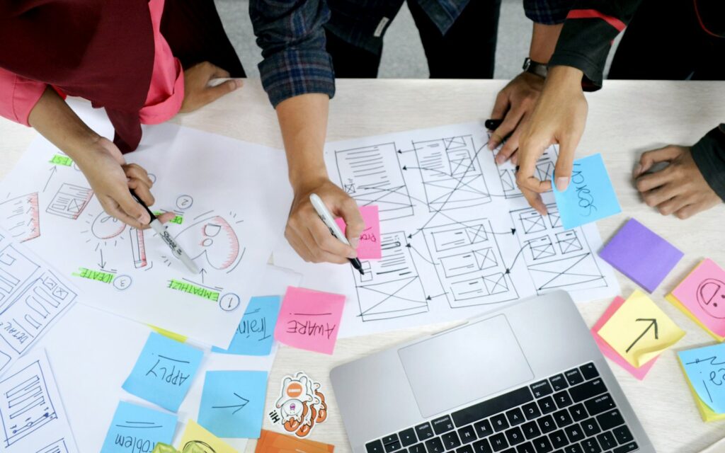 Skizze der neuen Seitenstruktur auf Papier beim Website-Relaunch