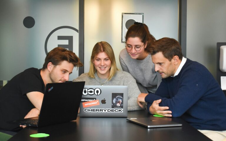 Team bespricht am Laptop die Planung für den Website-Relaunch