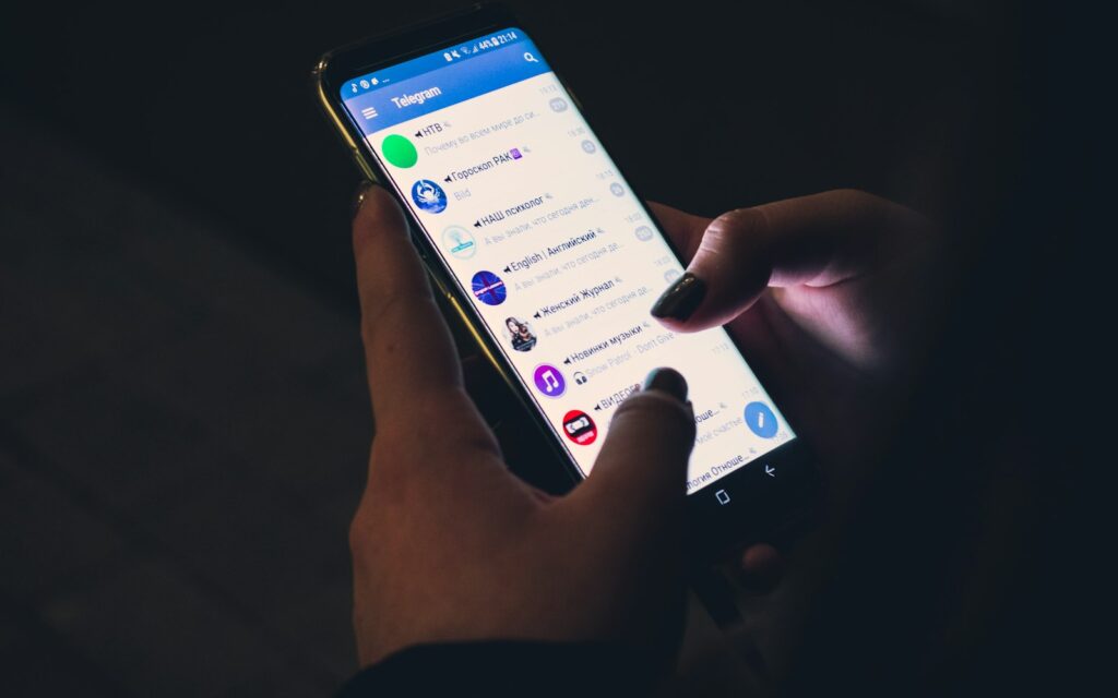 Person nutzt ein Smartphone, Symbolbild für den WhatsApp-Kanal eines Unternehmens