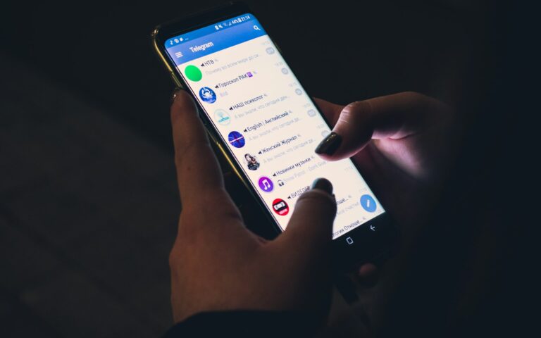 Person nutzt ein Smartphone, Symbolbild für den WhatsApp-Kanal eines Unternehmens