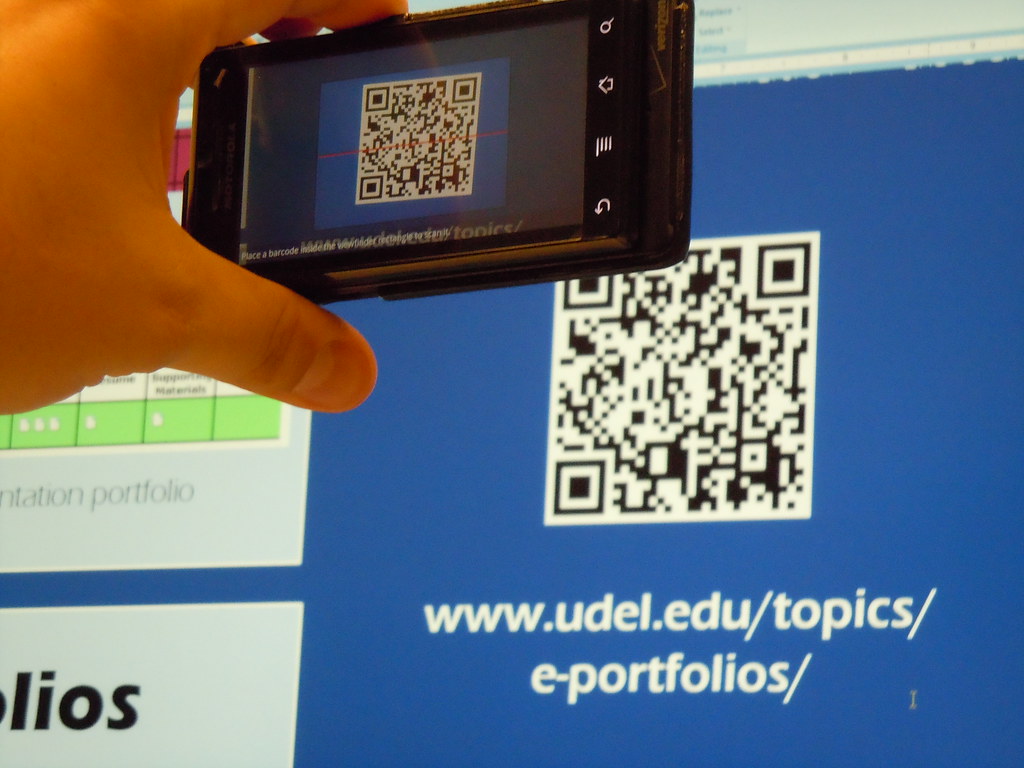 Smartphone scannt einen QR-Code – so verknüpfst du WhatsApp Web mit deinem Handy