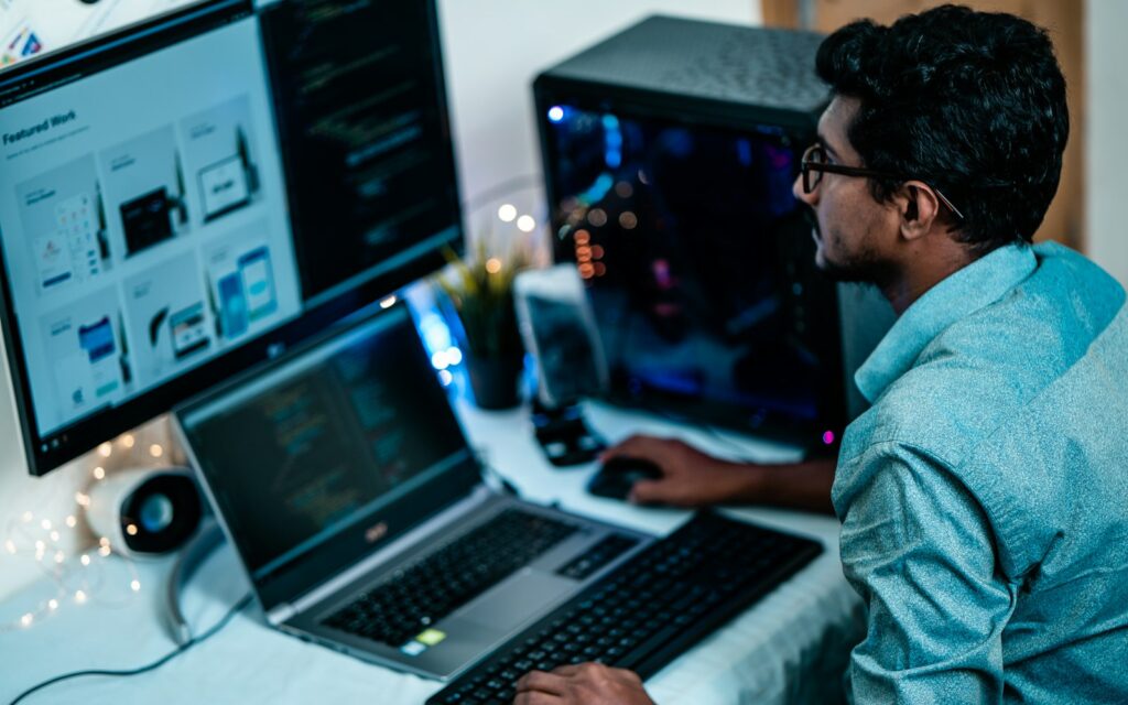 Mitarbeiter am Bürocomputer prüft die Aktivierung von Windows 10 ESU