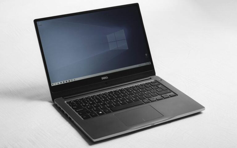 Laptop mit blauem Windows-Desktop als Symbol für Windows 10 ESU im Unternehmen
